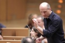 Amerikanische Dirigent Paavo Järvi leitet die Deutsche Kammerphilharmonie Bremen in Begleitung des finnischen Violinisten Pekka Kuusisto in der Philharmonie Köln (© Thomas Brill)